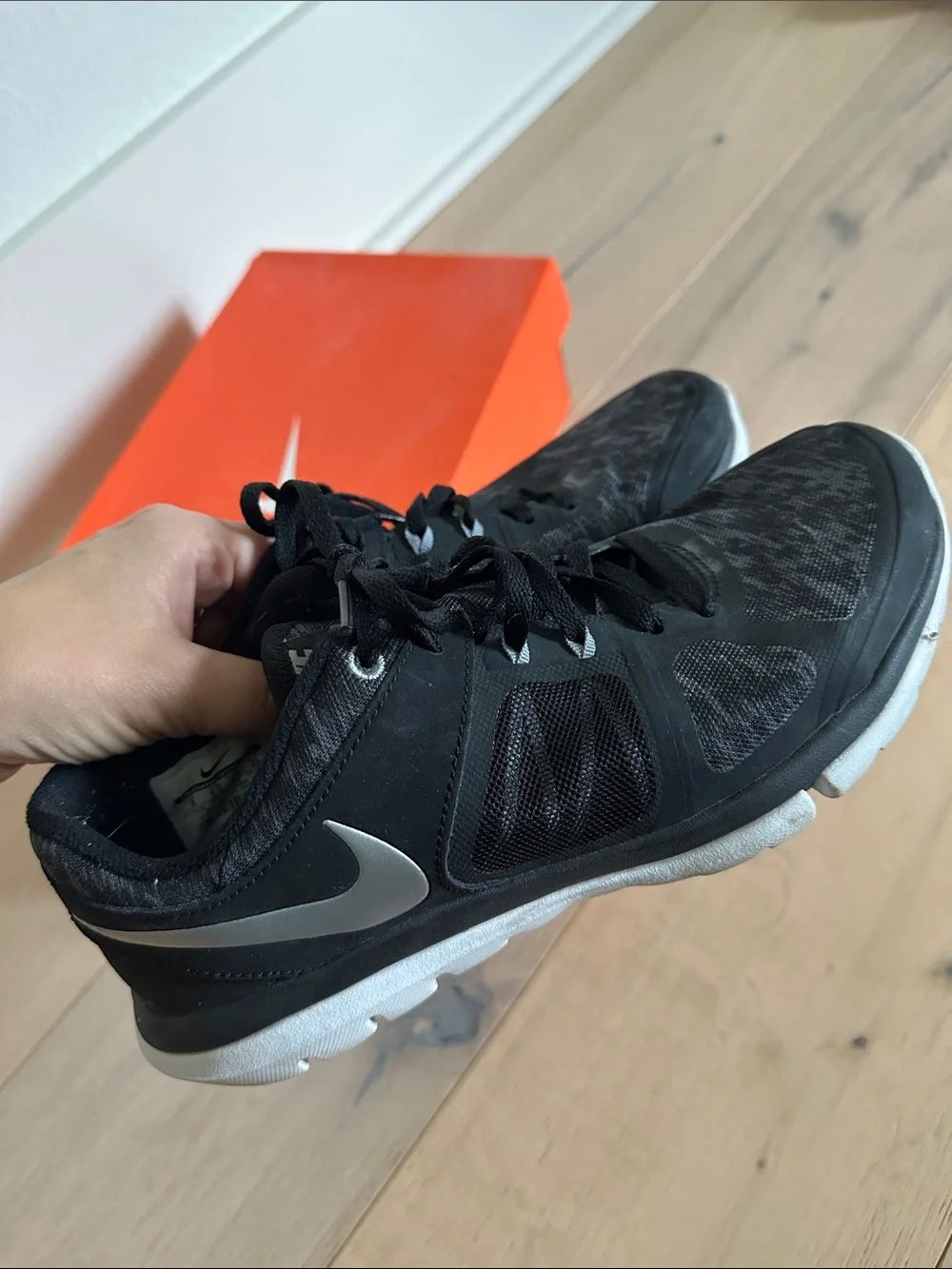 Nike Women's Black and White Athletic Running Shoes Free 4.0 Flyknit